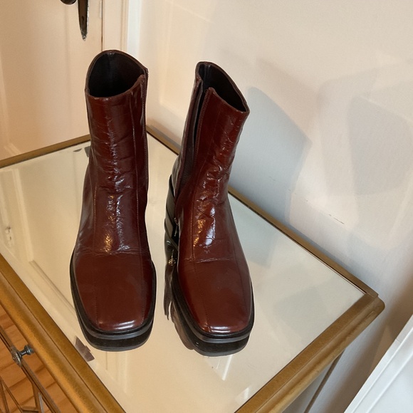 Elegant Brown Ankle Boots - Picture 5 of 11